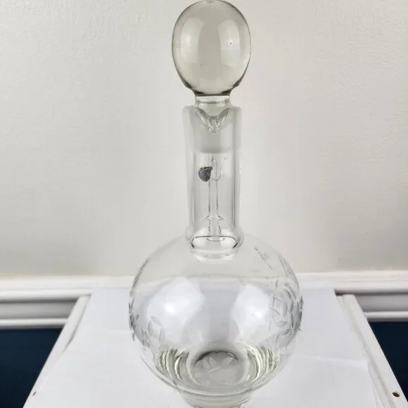 Crystal Etched Vintage Wine Decanter With Stopper - Picture 2 of 9